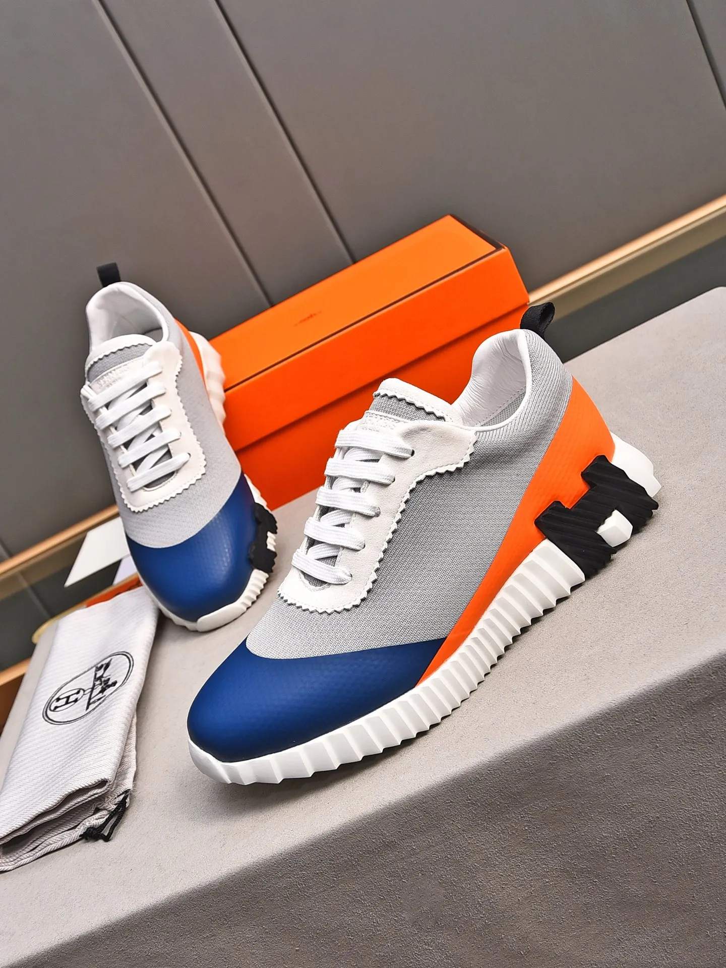 PP580【Hermes】fe new arrival~New Bouncing sneakers are the most comfortable shoes from Hermès. They are extremely light on the feet and look great. You won’t feel tired even when you go shopping and running around. They are very light and comfortable. They are extremely light, suitable for both sports and leisure. They feel great when you step on them! It’s up to you to choose, there’s always what you want~ ✔️Fabric: Imported first-layer cowhide + high-elastic fly weave ✔️Inner lining: Imported water-dyed cow lining ✔️Outsole: Seamless combination of IP+TPU (multi-color letters) German technology irradiation machine ✔️Code number: Male 38-44 (45 customized)